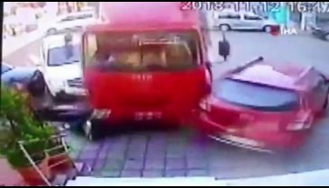 Freni patlayan kamyon dehşet saçtı
