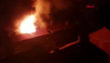 Bursa'da 4 katlı binanın çatısı yandı