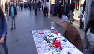 Bursa'da 81 yaşındaki görme engelli, tuhafiye ürünleri satıyor