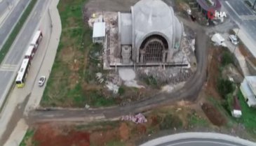 İki yol ortasındaki cami dikkat çekiyor