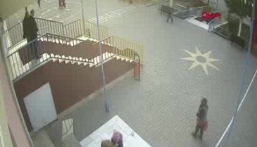 Minik kız, sınıfına girmeden önce her sabah Atatürk'ü öpüyor