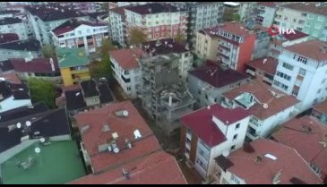 İstanbul'da inşaat halindeki bina çöktü!