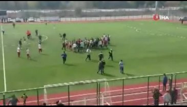 Amatör maçta kavga! 11 futbolcu kırmızı kart gördü