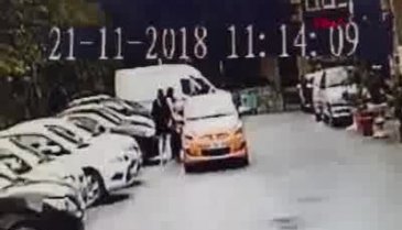 Taksici, turistleri dolandırıp yüzüne tükürdü
