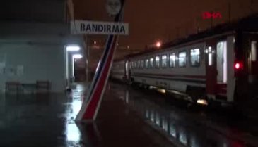 Köprüden trenin üzerine atladılar!