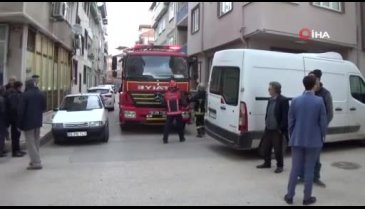 Bursa'da araçlar yüzünden sokağa giremeyen itfaiye ekipleri yangın yerine yürüyerek gitti