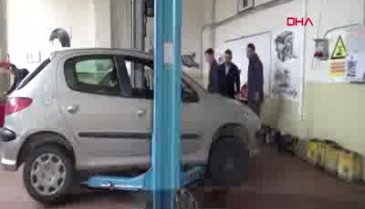 Bursa'da öğrenciler, araçların tüm bakım ve onarımını yapıyor
