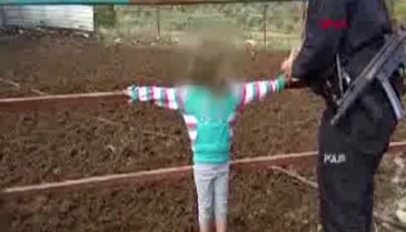 Çite bağlanan 2 çocuğu polis kurtardı