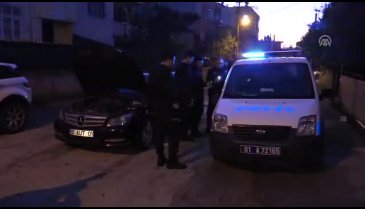Oğlunu gözaltına alan polislerin üzerine aracını sürdü