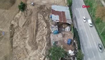 Bursa'da dükkanı boşaltmayınca çevresine kum yığıldı