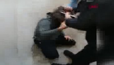 Bursa'da kız çocuğuna taciz şüphelisini dövüp polise teslim ettiler