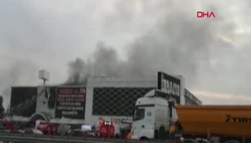 Bursa'daki yangında işçiler satışa hazır mobilyaları kurtarmaya çalıştı