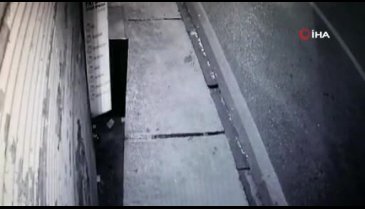 Bursa'da kontrolünü kaybeden otomobil telefoncu dükkanına daldı