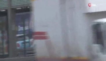 Metrobüse kaçak binmek isterken tehlike saçtılar