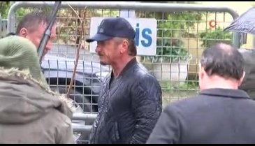 Ünlü oyuncu Sean Penn, Suudi Konsolosluğunda
