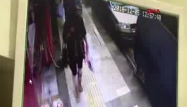 Kedinin battaniyesini çalan kadına sosyal medyada tepki yağdı!