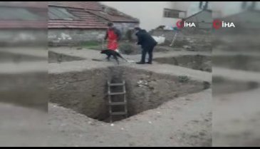 Bursa'da çukura düşen köpeği merdivenle kurtardılar