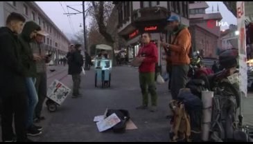 Uçak parası için Bursa sokaklarında şarkı söylüyorlar