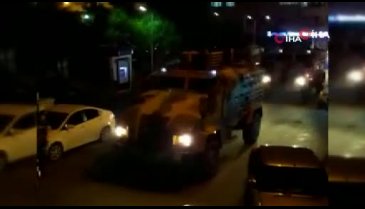 Çocuklardan askeri konvoya sevgi seli
