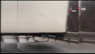 Bursa'da yoldan çıkan TIR bariyerlere çarptı