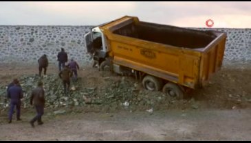 Kaza yapan hafriyat kamyon duvara metreler kala durdu