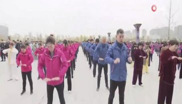 500 bin kişi aynı anda 'kungfu yoga' yaptı