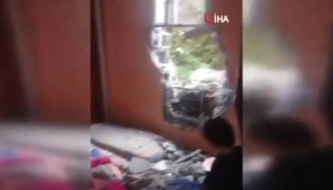 Dağdan kopan kaya parçaları eve girdi