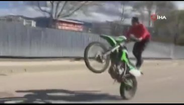 Bursa'da motosiklet üzerinde tehlikeli gösteri