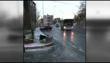 Otobüsün altında kalmaktan son anda kurtuldu!