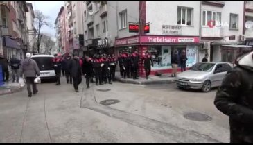 Bursa İl Emniyet Müdürü Osman Ak, Suriyelilere broşür dağıttı