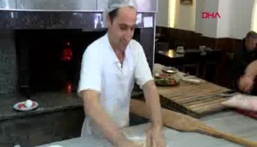 Bursa'da 'Cağ pizza' ile Erzurum ve İtalyan yemek kültürlerini harmanladı