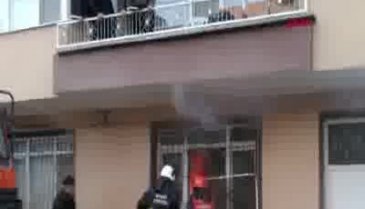 Bursa'da alt kattaki yangını balkondan izlediler