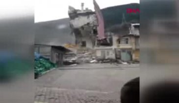 İş makinesinin üzerine çöktü! Saniye saniye kaydedildi
