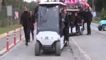 Millet Bahçesi'ni gezdi, şarkıya böyle eşlik etti