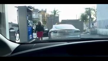Kadın sürücü elektrikli araca benzin doldurmak isteyince...