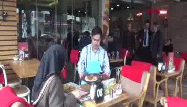 Bursa'daki bu kafenin garsonları çok özel