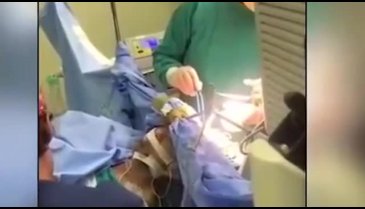Açık beyin ameliyatı olurken gitar çaldı