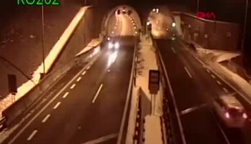 Film sahnesi değil, trafik kazası