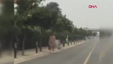 Şok görüntü! Yolda çırılçıplak...