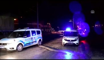 Yük treni hafif ticari araca çarptı: 1 ölü, 1 yaralı