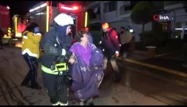 Bursa'da yangın! Dumanların arasında kurtarılmayı beklediler
