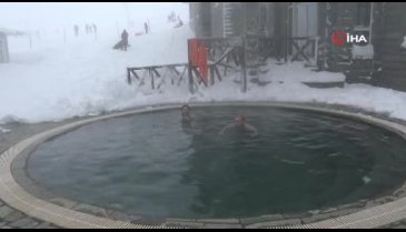 Bursa'da eksi on derecede bir yanda kayak, diğer yanda havuz keyfi