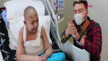Enes Batur, Bursalı lösemi hastası Adnan'ı ziyaret etti