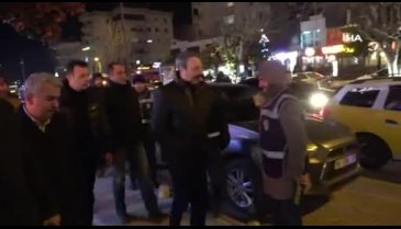 Bursa İl Emniyet Müdürü Ak, yılbaşı kutlamalarını vatandaşların içinde takip etti
