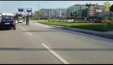 Bursa'da motosikletle trafikte merdiven taşıdılar