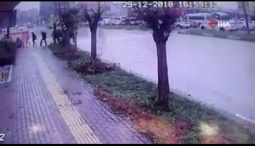 Bursa'da yaya geçidindeki dehşet anı kameraya yansıdı!