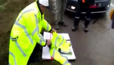 Bursa'da polis memuru, yaralı şahinin üzerine yeleğini örttü