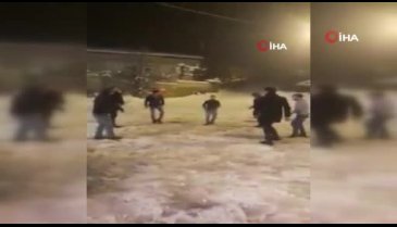 Bursa'da kar yağışını dans ederek karşıladılar