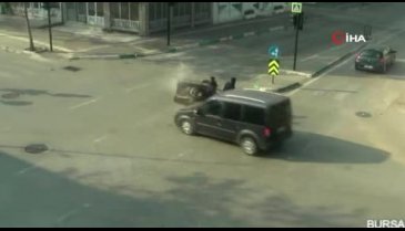 Bursa'da otomobil ve motosiklet kafa kafaya böyle çarpıştı!