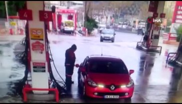Direksiyon başında sızıp benzinciye daldı